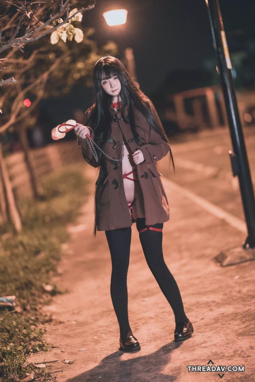 蘿利少女身上重裝備，綑綁綁上多個自慰器在公園街上裸露