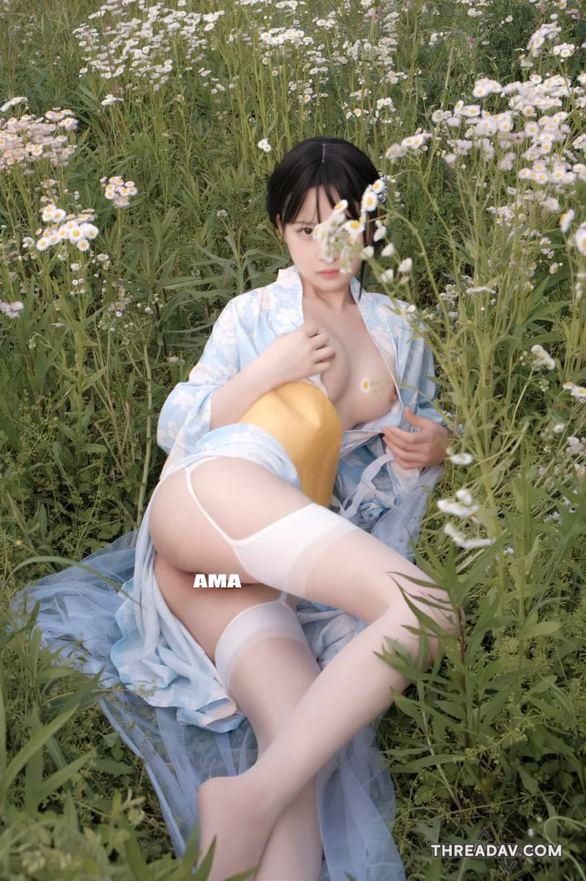 超級優質少女甜美可愛戶外草地露出，還穿上吊帶白絲美腿，必收藏!!