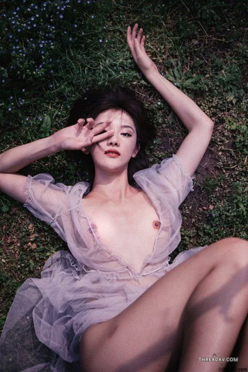 高顏值性感極品女模特，接戶外露出寫真，性感奶子美腿嶄露無遺