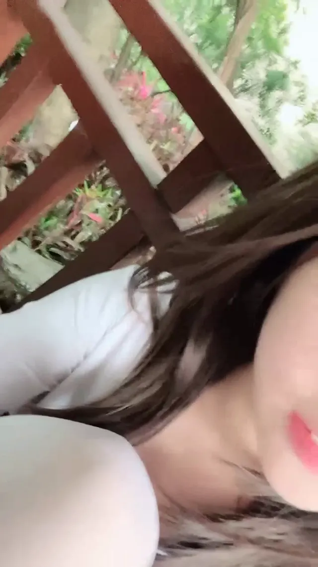 超級甜美可愛少女真反差,在戶外野地上直接開露美乳嫩逼