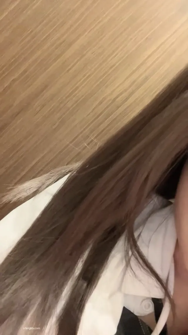 超級甜美可愛少女真反差，在戶外野地上直接開露美乳嫩逼 - 真實露出投稿影片內容