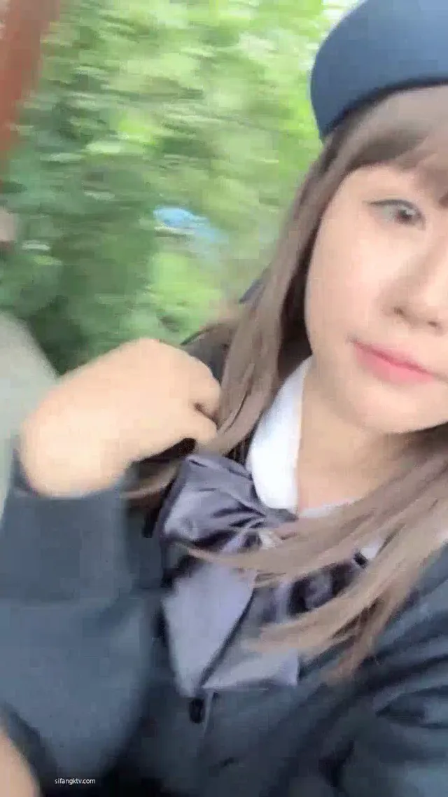 超級甜美可愛少女真反差，在戶外野地上直接開露美乳嫩逼 - 真實露出投稿影片內容