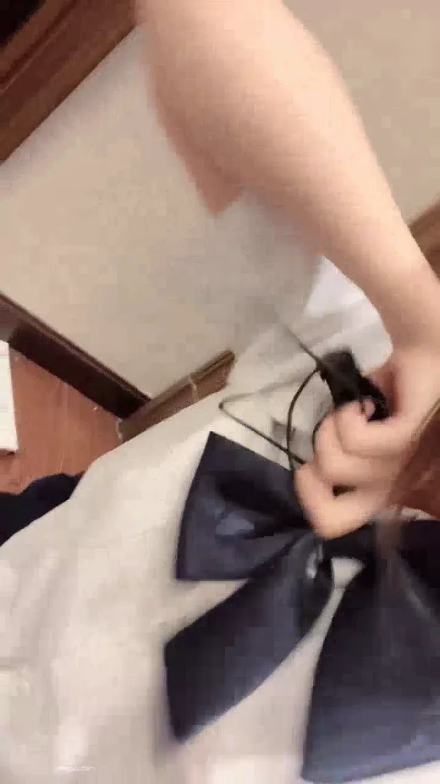 超級甜美可愛少女真反差，在戶外野地上直接開露美乳嫩逼 - 真實露出投稿影片內容