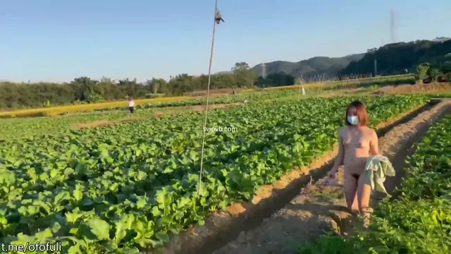 全裸走在田園間真是太爽快，一點都不覺得害羞 - 真實露出投稿影片內容