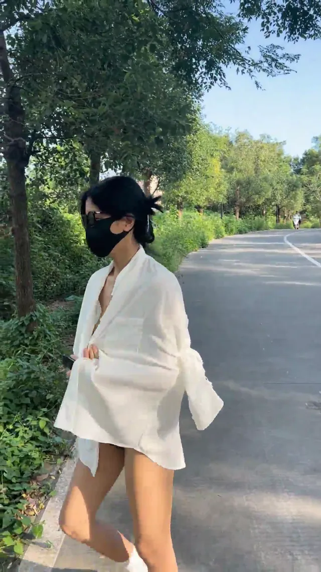 网红【Cikai Moon】公園郊外大膽露出奶子