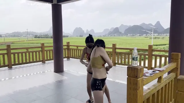 网红【Cikai Moon】公園郊外大膽露出奶子 - 真實露出投稿影片內容