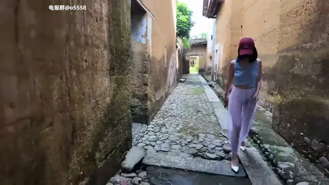 天花板露出御姐，闹市区公园各种人前露出