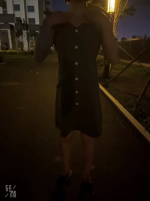 在清晨的街頭掀開上衣裙子露出她那白皙美乳以及黑鮑魚 - 真實露出投稿影片內容