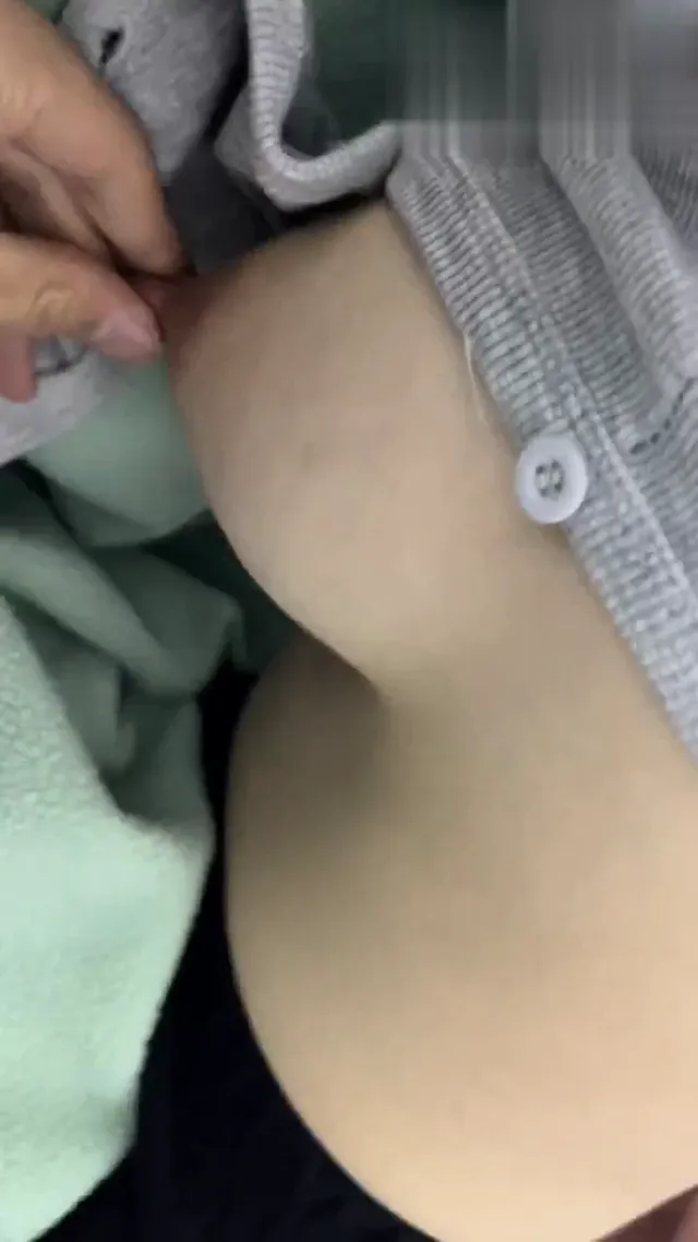 太色了! 趁女友趴著睡午覺 偷偷的摸奶子