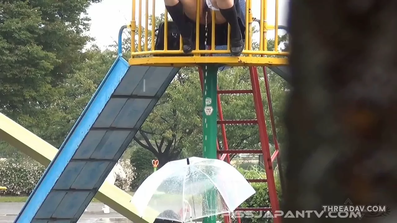 露出放尿，高中生放课后玩放尿游戏，在童年的游乐场尿尿恶作剧