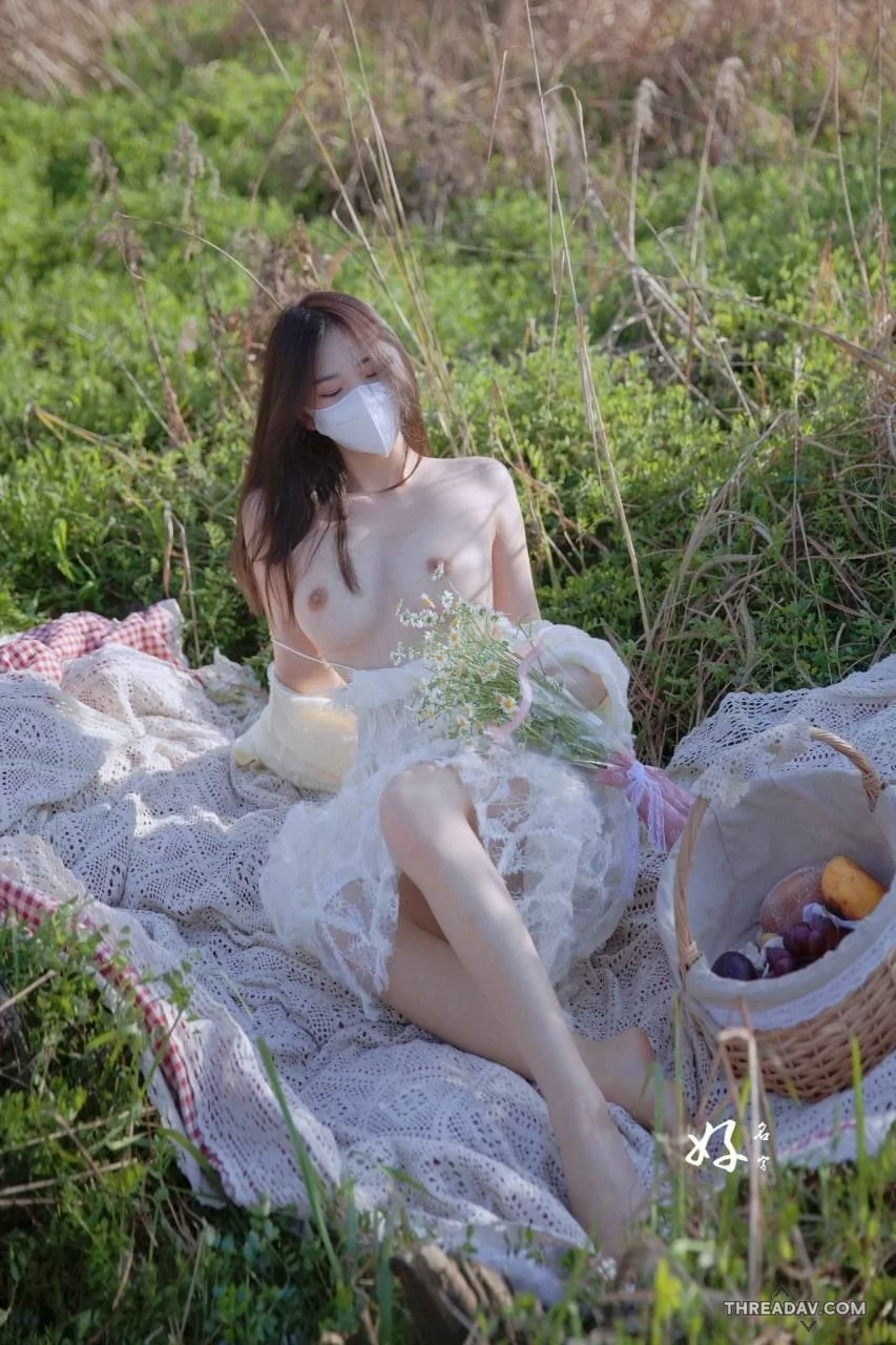 就算遮住嘴巴也能看得出超清純氣質高顏值美女，沒想到接了戶外露出寫真，極品白嫩奶子