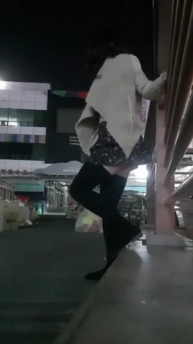 怎麼走著走著就發現那麼多陽具黏著呢，直接戶外街上脫褲撕破黑絲插入抽插自慰