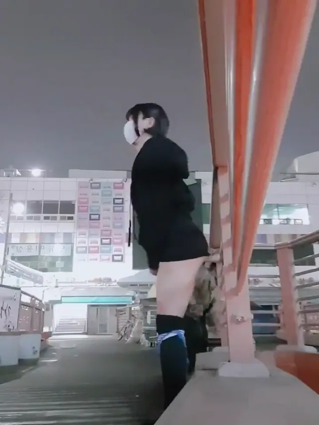 怎麼走著走著就發現那麼多陽具黏著呢，直接戶外街上脫褲撕破黑絲插入抽插自慰 - 真實露出投稿影片內容