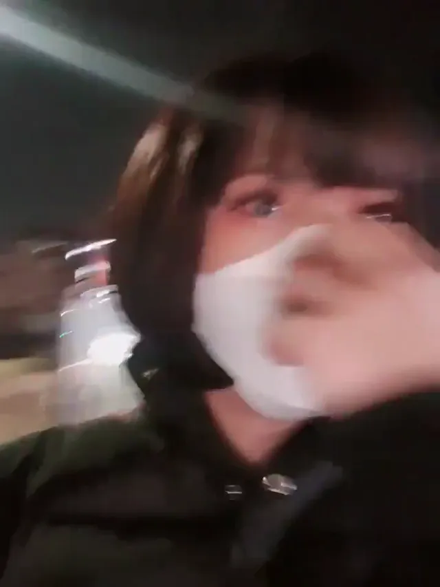 怎麼走著走著就發現那麼多陽具黏著呢，直接戶外街上脫褲撕破黑絲插入抽插自慰 - 真實露出投稿影片內容