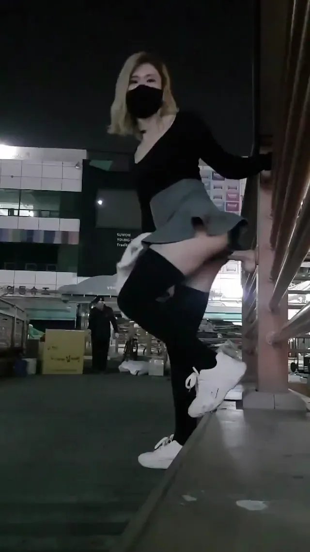 怎麼走著走著就發現那麼多陽具黏著呢，直接戶外街上脫褲撕破黑絲插入抽插自慰 - 真實露出投稿影片內容