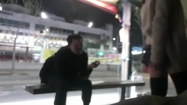 怎麼走著走著就發現那麼多陽具黏著呢，直接戶外街上脫褲撕破黑絲插入抽插自慰 - 真實露出投稿影片內容