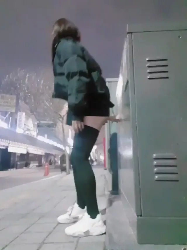 怎麼走著走著就發現那麼多陽具黏著呢，直接戶外街上脫褲撕破黑絲插入抽插自慰 - 真實露出投稿影片內容