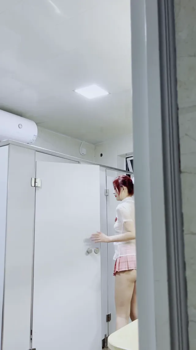 男厕露出。居然做这种不雅动作還在男厕里洗澡。