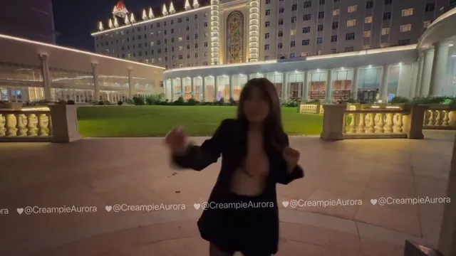  戶外露出，反差婊出門逛街都這樣露出身體，露奶子跳抖音紅舞