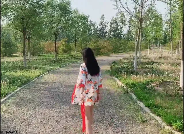 騷樣母狗在大街上野外脫光後大搖大擺在人群中裸露她那姣好身材 - 戶外實戰露出畫面 - 真實露出投稿影片內容