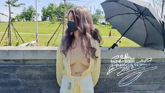 高顏值極品嫩妹長的那麼好看，竟戶外露出美乳巨乳大奶子，真是好福利 - 真實露出投稿影片內容