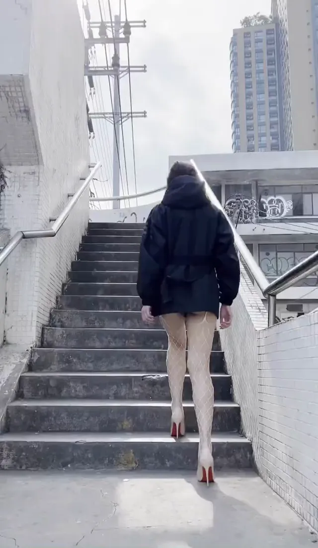 大网红戶外街头人群中全裸露出，性感美腿奶子，淫蕩表情無法控制