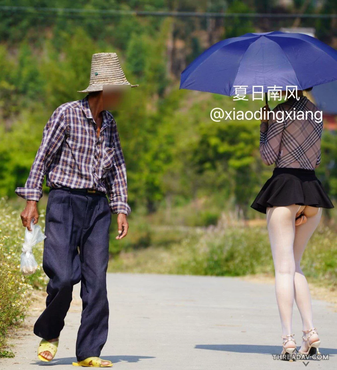 美白长腿美女塞着假鸡巴户外调戏大爷，把大爷都看傻了