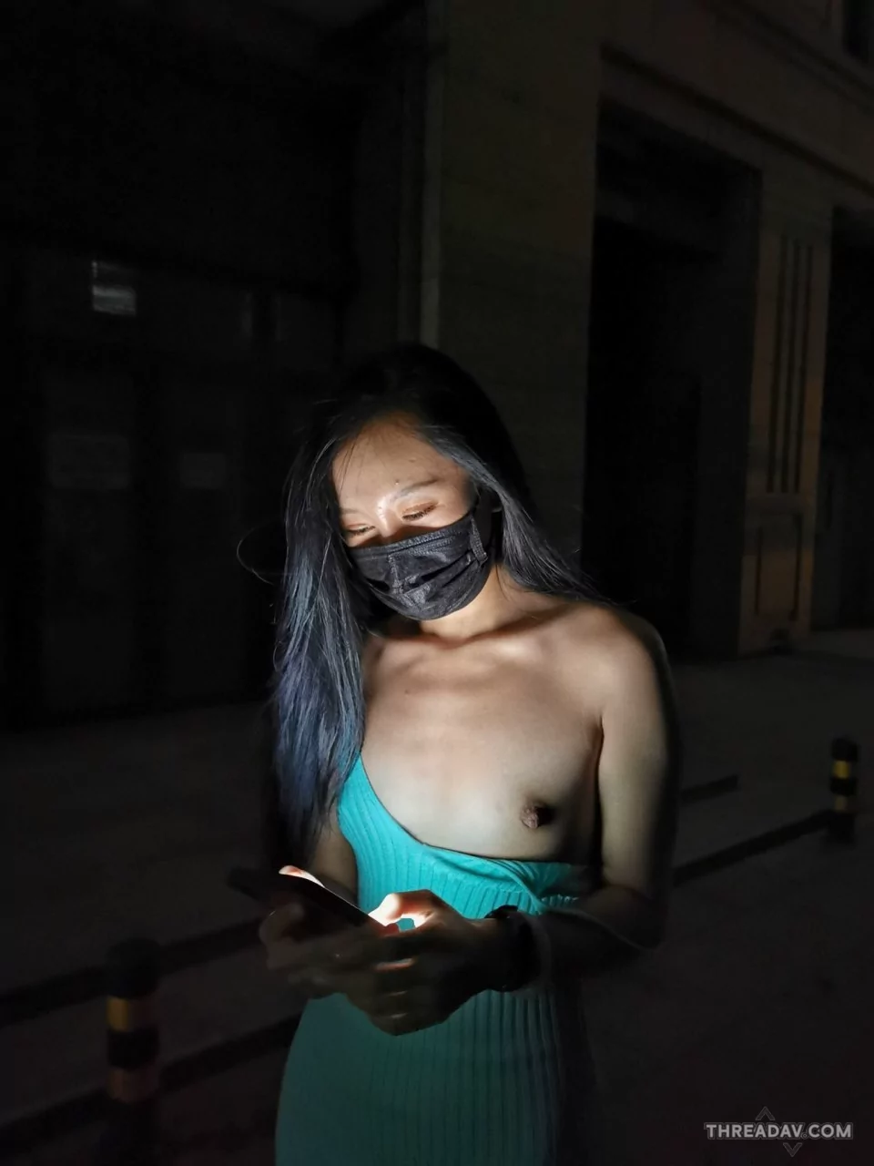騷貨母狗戶外街頭人群中掀開露出奶子，賣場大膽直接在地上露出濃黑鮑魚騷穴