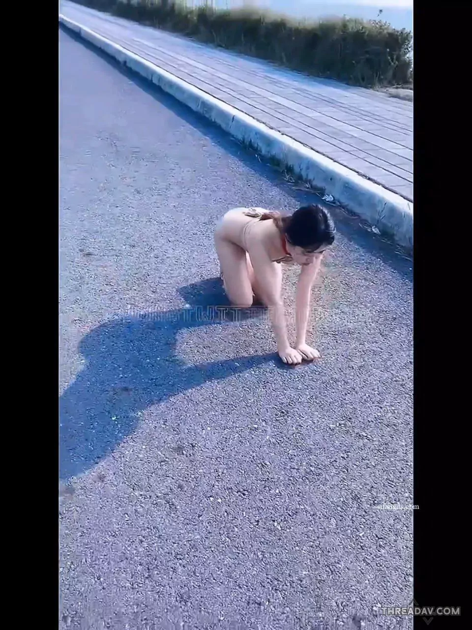 台湾网红喜欢户外露出並且被綑綁繩縛全裸走在馬路上，還被调教母狗属性拉满