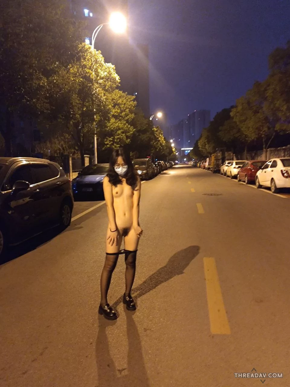 夜間眼镜母狗路間只穿黑絲全裸裸露，露出濃黑毛鮑魚白皙奶子，還自己開肉穴給大家看