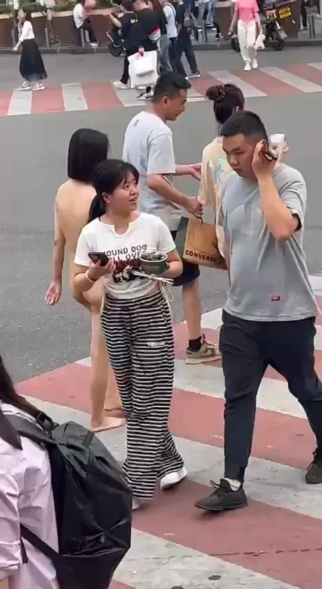 户外人前露出，国内街头惊现全裸少女，也不知道是不是在做任务