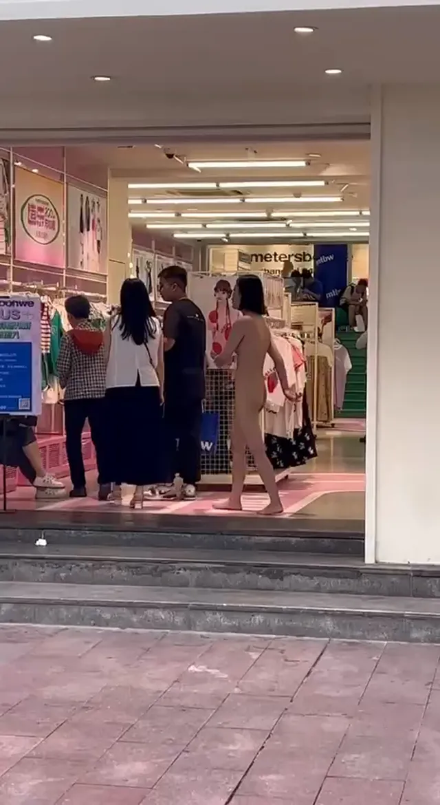 户外人前露出，国内街头惊现全裸少女，也不知道是不是在做任务 - 真實露出投稿影片內容