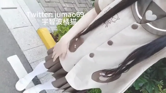 萝莉戶外掀裙露出放尿，是个淫贱萝莉母狗，到处尿尿做标记 - 真實露出投稿影片內容
