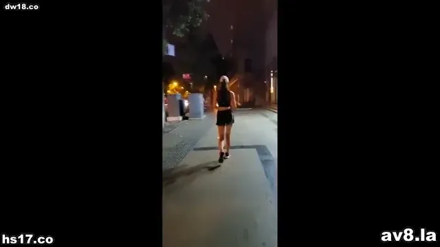 户外露出，国产熟女下体真空穿布条短裙在户外大街上露出溜达