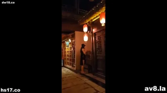 户外露出，国产熟女下体真空穿布条短裙在户外大街上露出溜达 - 真實露出投稿影片內容