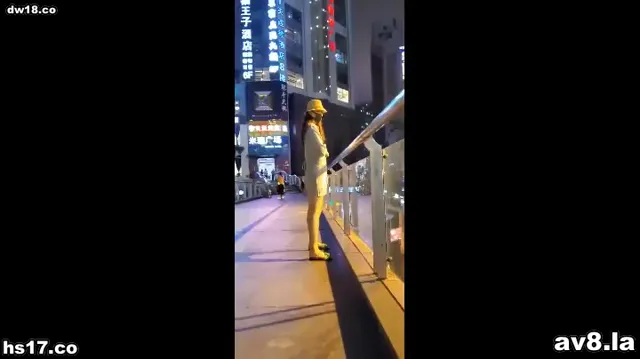 户外露出，国产熟女下体真空穿布条短裙在户外大街上露出溜达 - 真實露出投稿影片內容