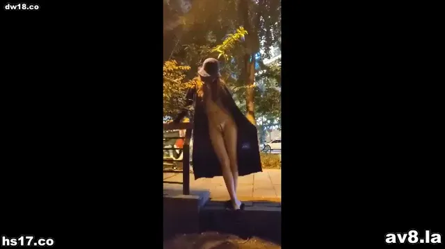 户外露出，国产熟女下体真空穿布条短裙在户外大街上露出溜达 - 真實露出投稿影片內容