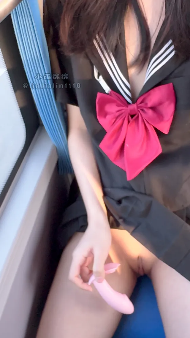 露出自慰，反差少女沒穿內褲在公交自慰，被扒光成為爸爸們的小母狗 - 真實露出投稿影片內容