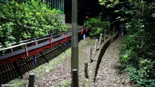 户外露出，樱花妹雨天全裸在公园露出，一个鬼都没有，和主人在公園里做爱，极品身体肤白貌美 - 真實露出投稿影片內容
