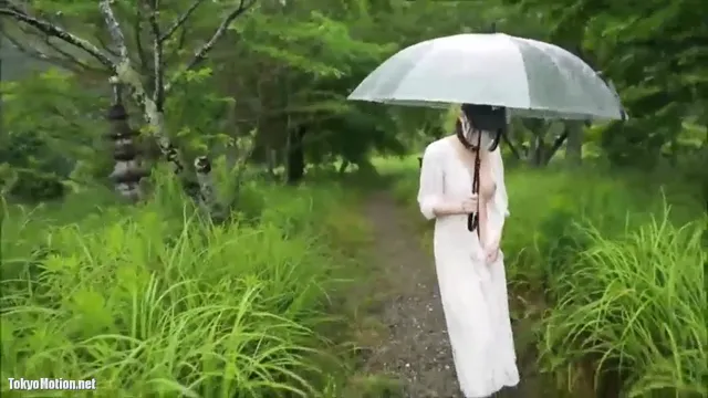 户外露出，樱花妹雨天全裸在公园露出，一个鬼都没有，和主人在公園里做爱，极品身体肤白貌美 - 真實露出投稿影片內容
