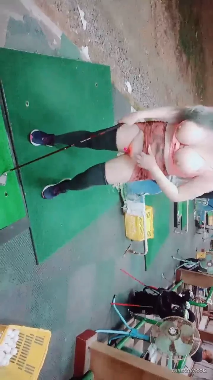 露出直播，巨乳少婦打高爾夫球也不老實，露出下體和巨乳