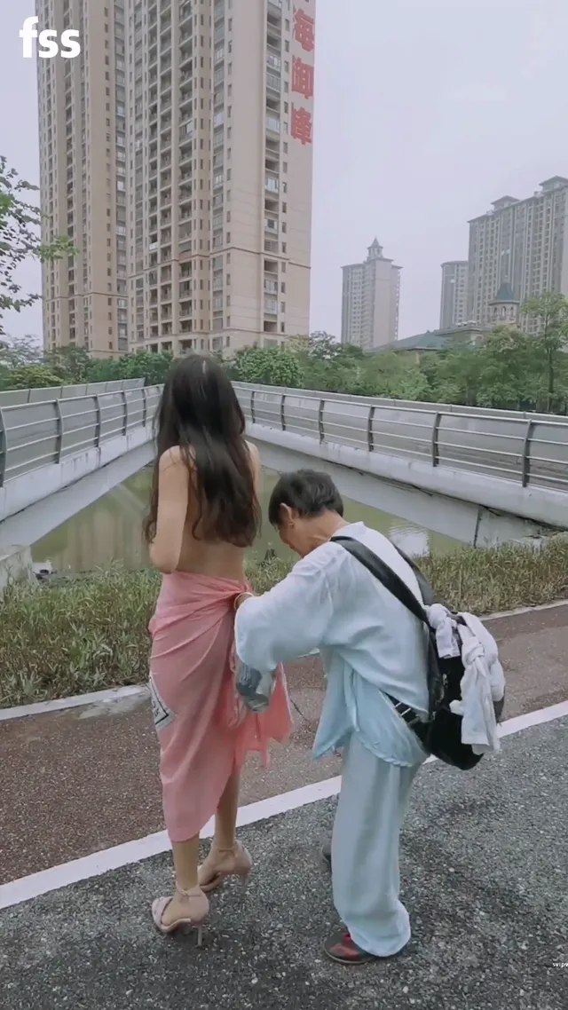 淫蕩騷貨眼鏡妹，在戶外人前露出，公园里全裸裸露，遇到個老奶奶好心教她穿衣服，小孩經過也不在意 - 真實露出投稿影片內容