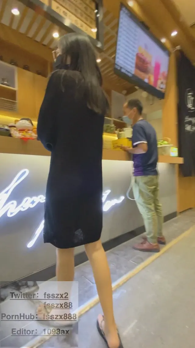 知名網紅眼鏡美女博主，穿真空穿透明薄纱到商场买柠檬茶，被无数人看光光，真是騷母狗