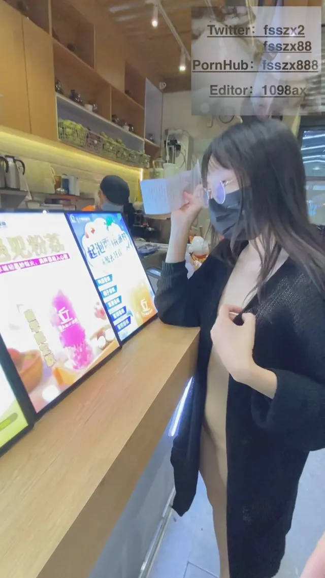 知名網紅眼鏡美女博主，穿真空穿透明薄纱到商场买柠檬茶，被无数人看光光，真是騷母狗 - 真實露出投稿影片內容