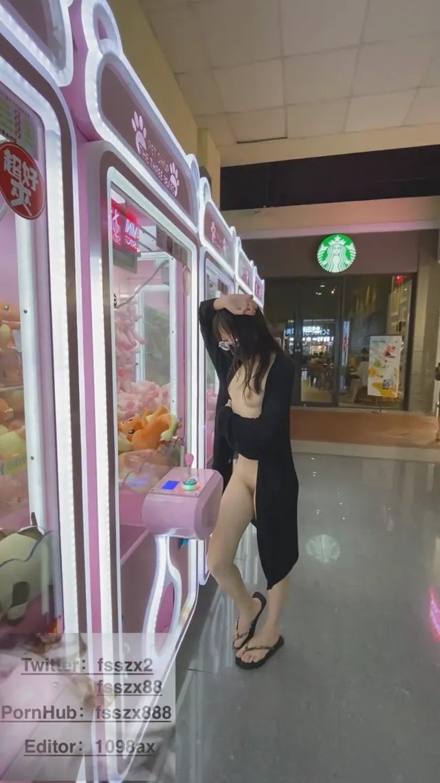 知名網紅眼鏡美女博主，穿真空穿透明薄纱到商场买柠檬茶，被无数人看光光，真是騷母狗 - 真實露出投稿影片內容