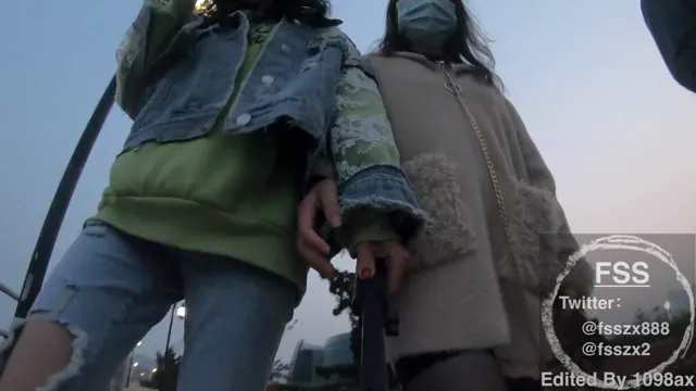 牽著這隻淫蕩母狗，到戶外公園遛遛，只穿真空外出被大叔调戏，直接说我里面没穿