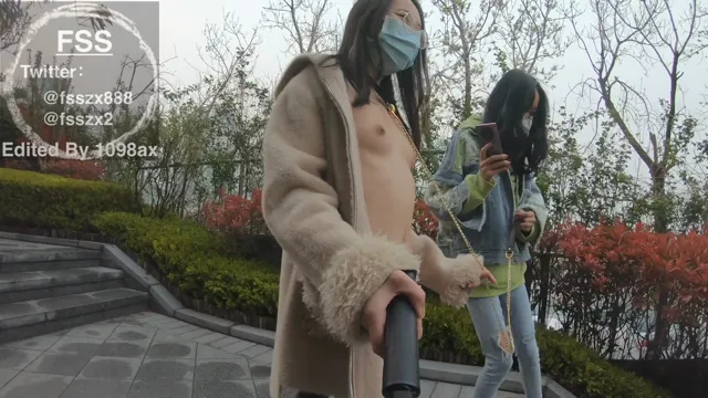 牽著這隻淫蕩母狗，到戶外公園遛遛，只穿真空外出被大叔调戏，直接说我里面没穿 - 真實露出投稿影片內容