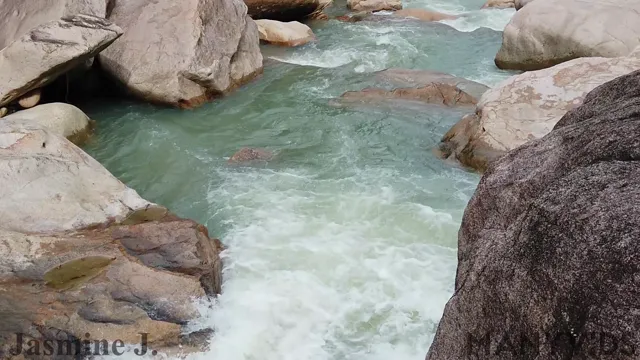 美丽淫荡的越南宝妈之知名博主，在海鲜市场、飯店戶外全裸露出，仔细观察她的下体有侧切的痕迹。