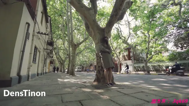這淫蕩母狗戶外全裸露出還偷偷摸摸的，在马路边探险。大白天人来人往，假裝人群看不到她 - 真實露出投稿影片內容