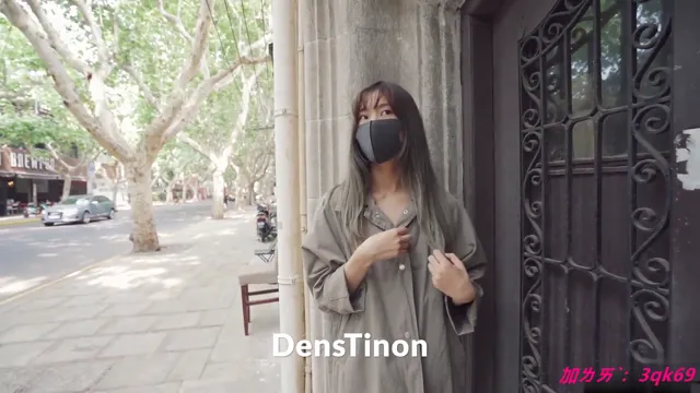 這淫蕩母狗戶外全裸露出還偷偷摸摸的，在马路边探险。大白天人来人往，假裝人群看不到她 - 真實露出投稿影片內容